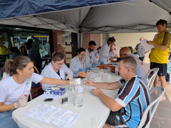 Ação de prevenção renal oferece testes gratuitos em frente ao HBB