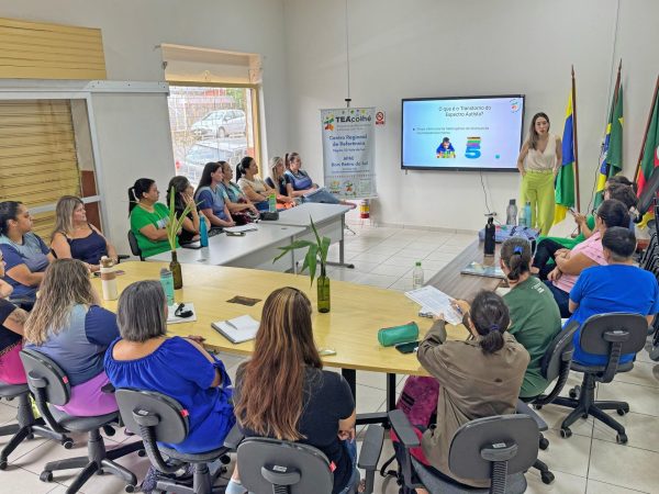 Profissionais da educação recebem curso de formação sobre autismo