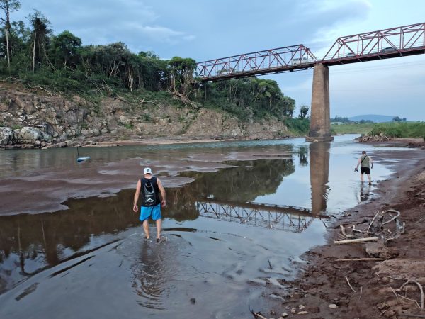 Nível baixo do Forqueta revela bancos de areia e pequenas ilhas