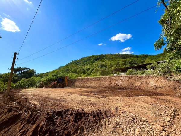 Terraplanagens para reconstrução das primeiras casas rurais entram em fase final