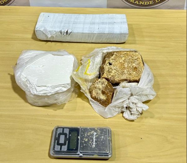 Homens são presos após serem flagrados com 2,37 kg de drogas