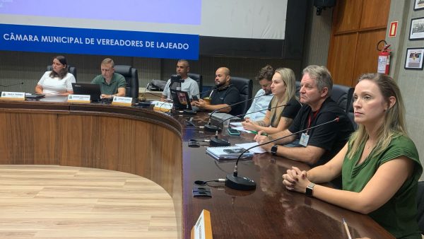 Vereadores questionam demora por cirurgias e consultas