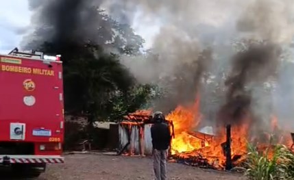 Incêndio destrói galpão e forno em Lajeado