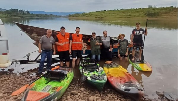 Caiaqueiro encontra barco levado pela correnteza junto às passadeiras