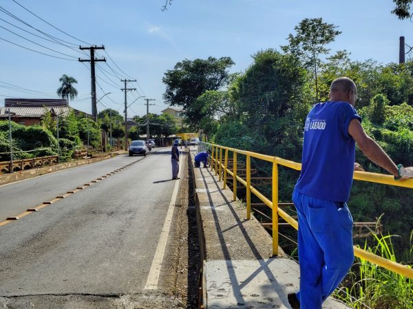 Após cobrança dos moradores, município inicia reparos na ponte do Saraquá