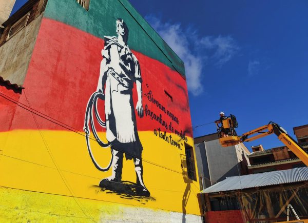 Mural gigante do Laçador embeleza área atingida por enchente