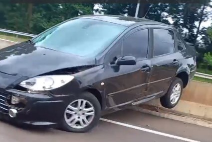 Carro para sobre divisória central da BR-386, próximo ao Lajeado Shopping