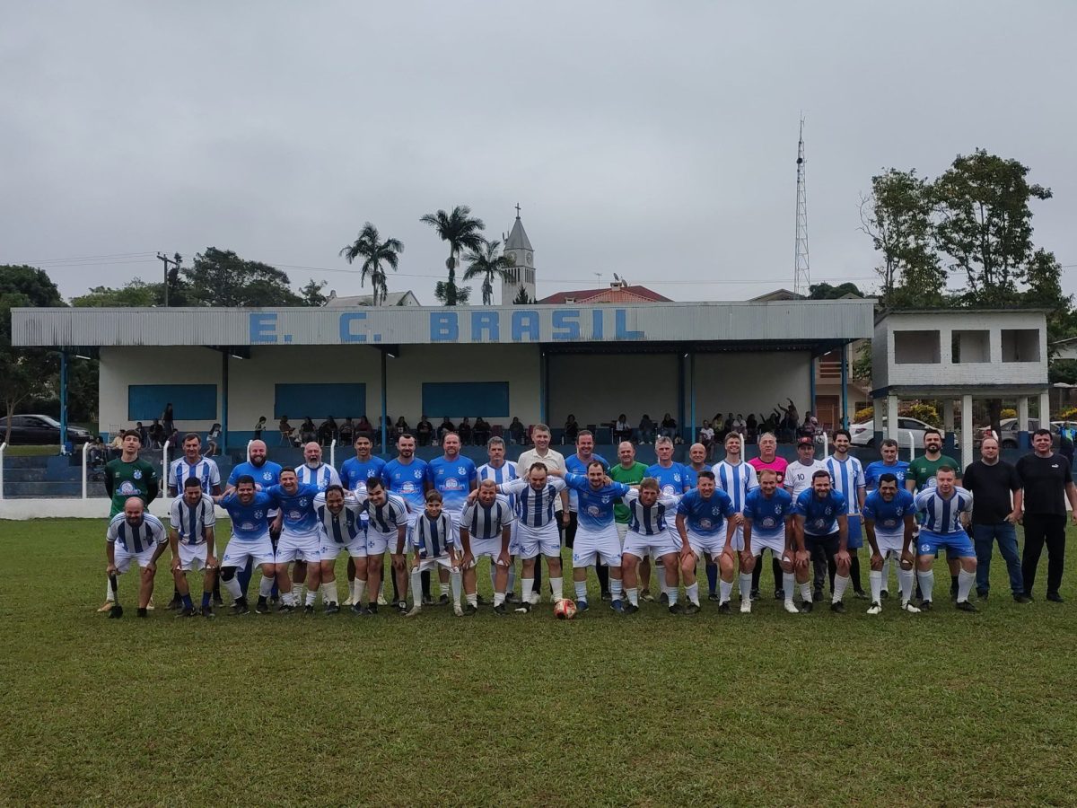 Jogo de voluntários marca reinauguração do Esporte Clube Brasil