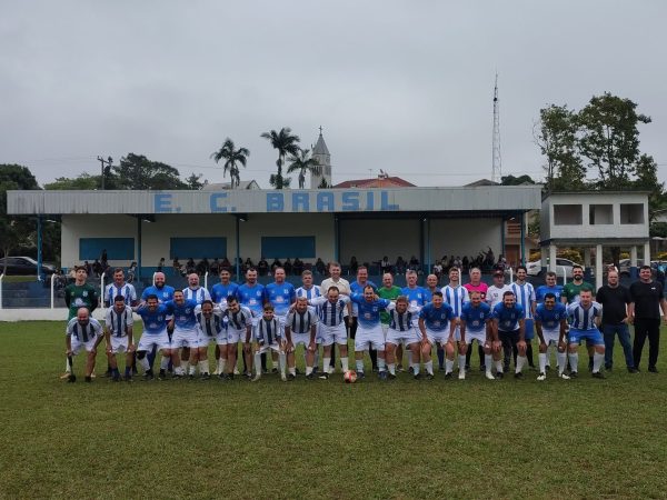 Jogo de voluntários marca reinauguração do Esporte Clube Brasil