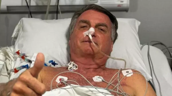 Após quase 12h, médicos finalizam cirurgia em Bolsonaro
