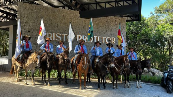 Cavaleiros percorrem 130km para inauguração do Cristo Protetor