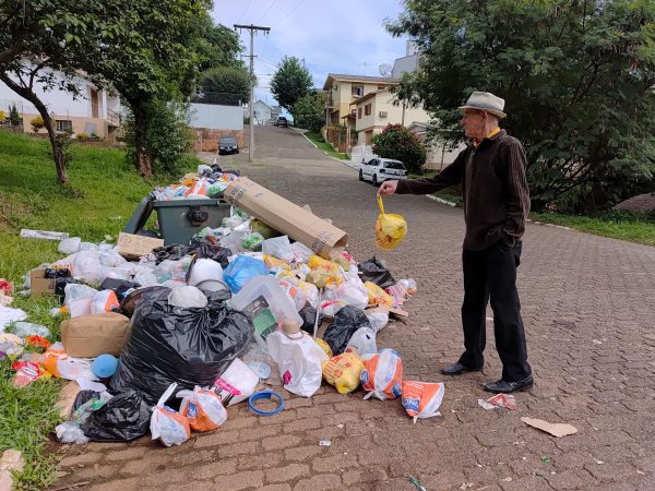 Acúmulo de lixo persiste nas ruas. Serviço deve ser normalizado hoje