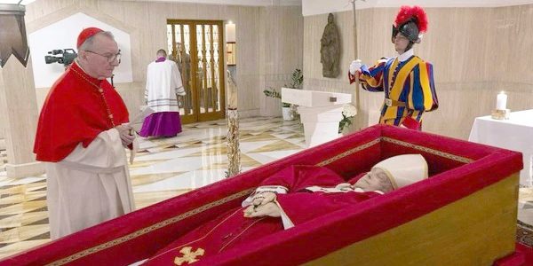 Após morte do Papa Francisco, Vaticano inicia conclave
