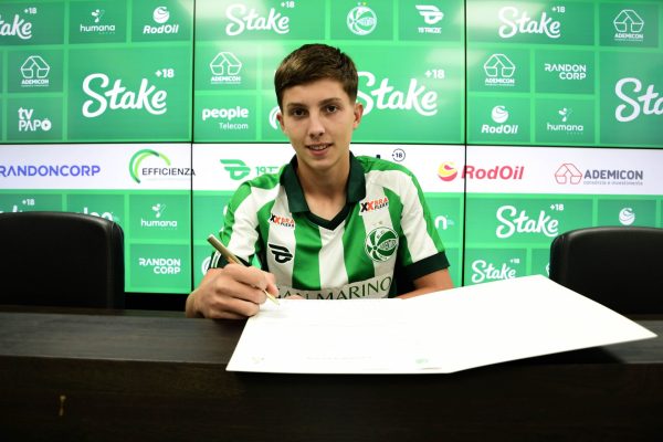 Pietro Klaus assina primeiro contrato profissional