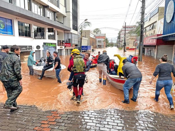 Defesa Civil estrutura núcleos em bairros atingidos por inundações