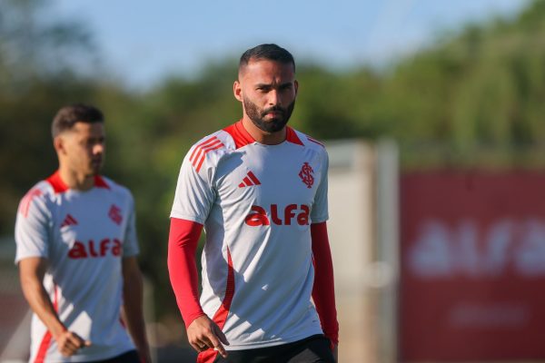Inter preserva titulares na estreia
