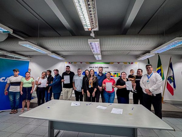 Mais 11 famílias assinam contrato do Compra Assistida em Estrela