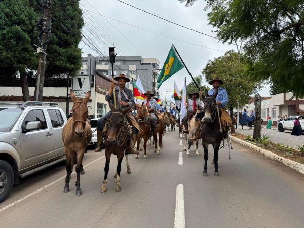 Cavaleiros conduzem Chama Crioula até o Cristo Protetor