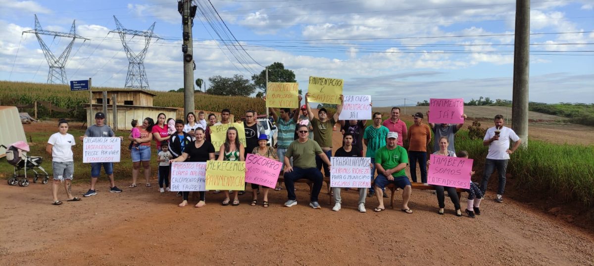 Moradores protestam por melhorias na rua Hugo Welter