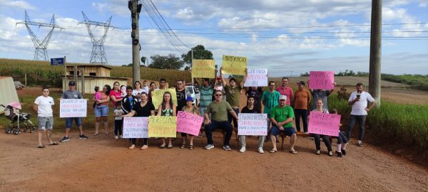 Moradores protestam por melhorias na rua Hugo Welter