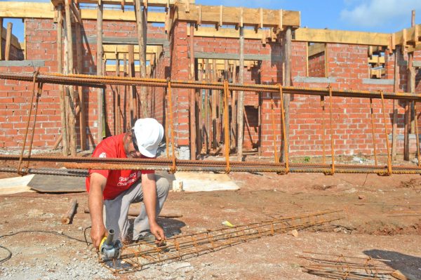 Mais retiradas do que depósitos reduzem crédito imobiliário