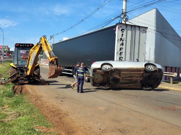 Carreta arrasta carro ao acessar via lateral da BR-386, em Lajeado