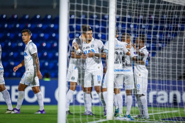 Grêmio joga mal, mas estreia com vitória