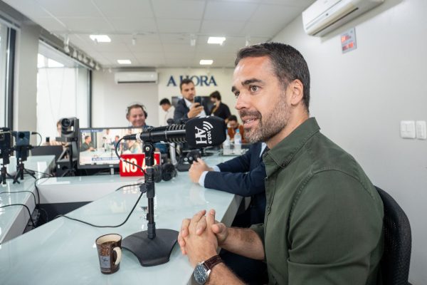 Antes de anúncios, Leite concede entrevista à Rádio A Hora
