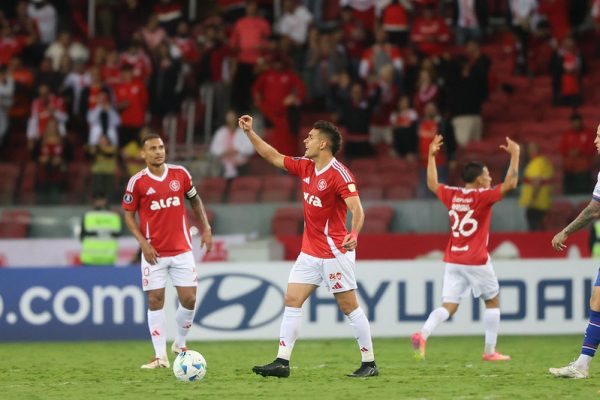 Inter busca resultado e segue líder do grupo