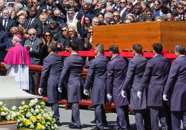 Corpo de papa Francisco é sepultado na Basílica de Santa Maria Maior