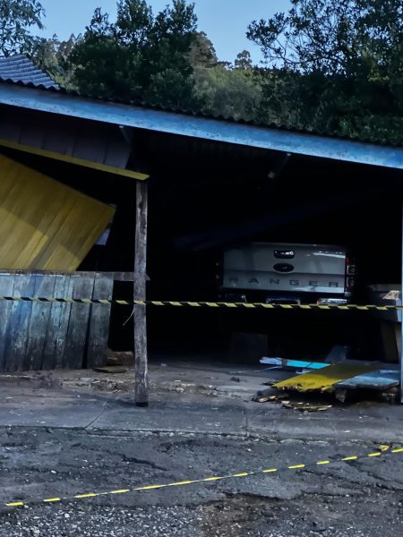 Caminhonete invade bar, deixa um morto e quatro feridos em São José do Herval