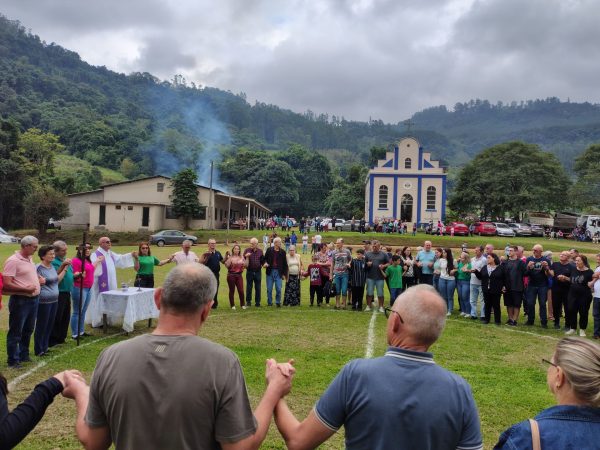 Comunidade de Forqueta Alta reinaugura campo de futebol com festa entre famílias