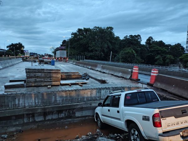 Caminhonete cai em vão no viaduto da Pasqualini, em Lajeado