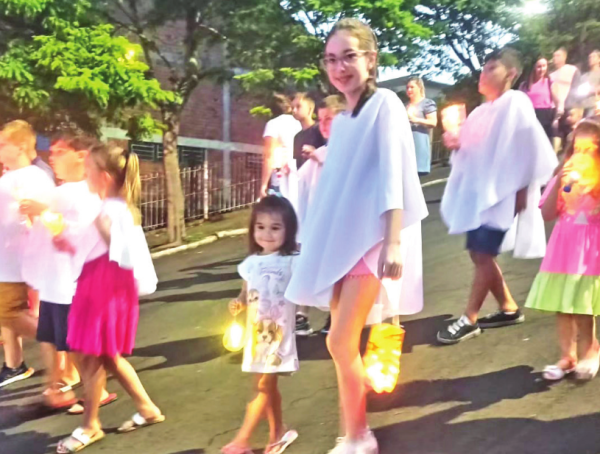 Caminhada ecumênica luminosa promove fé e fraternidade em Cruzeiro do Sul