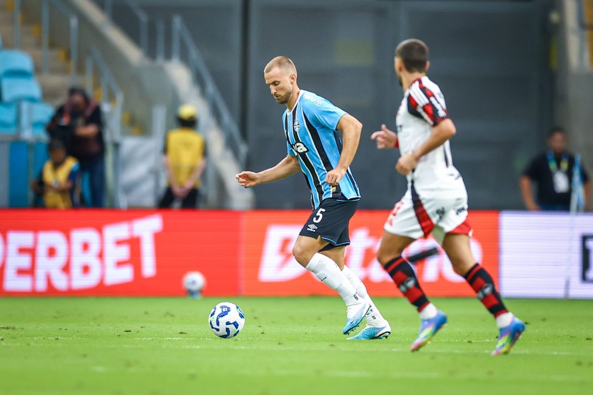 Rodrigo Ely sofre lesão grave e desfalca o Grêmio por até oito meses