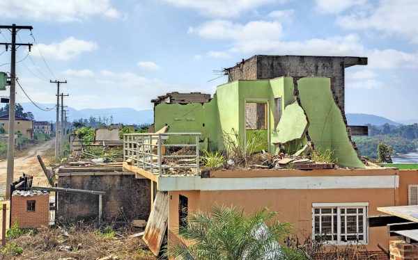 Nenhuma casa construída pelo Estado e União