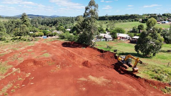 Terreno para construção de casas passa por terraplanagem