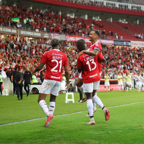 Inter vence e é líder do Campeonato Brasileiro