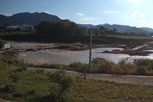 Caminhão arranca goleira da ponte de contêineres