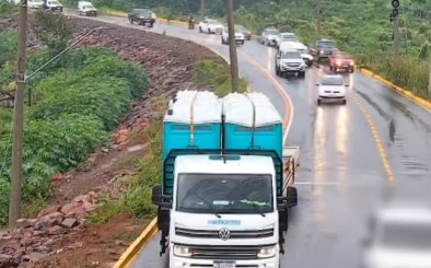 Caminhão carregado com banheiros químicos volta a trancar em “goleira”