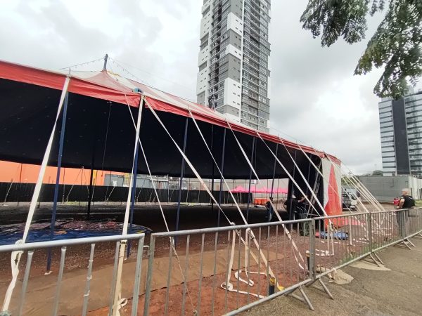 Estrutura do Sesc Circo começa a ser montada na Av. Piraí