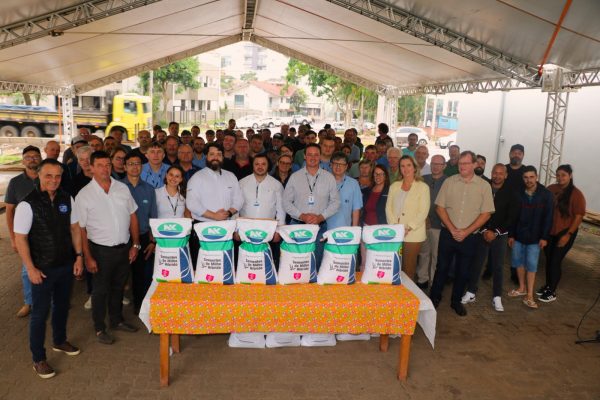 Imigrante integra ação estadual e entrega sementes de milho