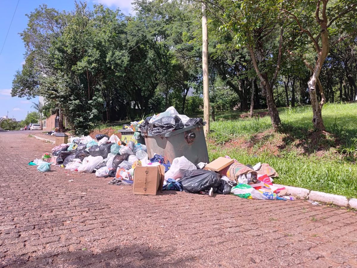 Acúmulo de lixo gera reclamações após troca na coleta de resíduos
