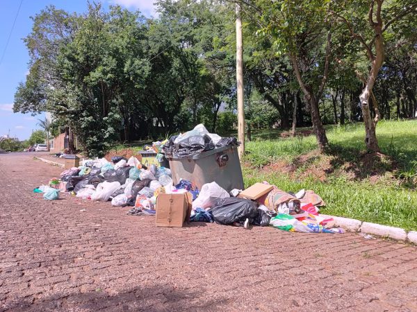 Acúmulo de lixo gera reclamações após troca na coleta de resíduos