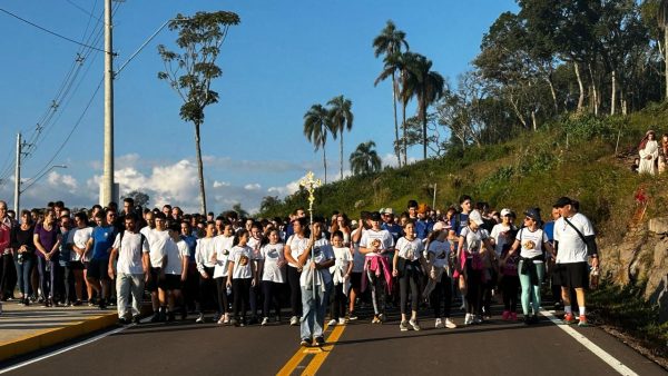 Mais de quatro mil pessoas participam da “Caminhada Penitencial”