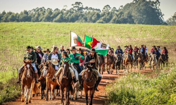 Cavalgada das Prendas reúne 100 cavaleiras no feriado de 1º de Maio