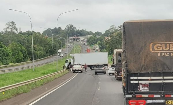 Caminhão fica atravessado na BR-386 e causa lentidão em Estrela