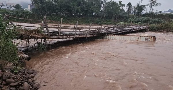 Governo e comunidade consertarão ponte de contêineres