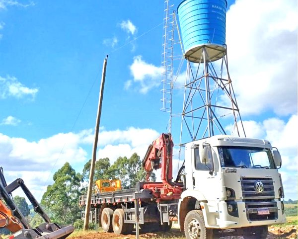 Instalação de torre marca avanço histórico da rede hídrica em Alto Paredão Pires