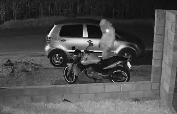 Câmeras flagram furto de motocicleta na Linha Delfina, em Estrela